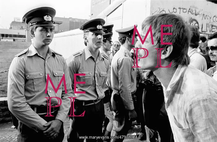 : Demonstrators taunt GDR border soldiers : Demonstrators taunt GDR border soldiers