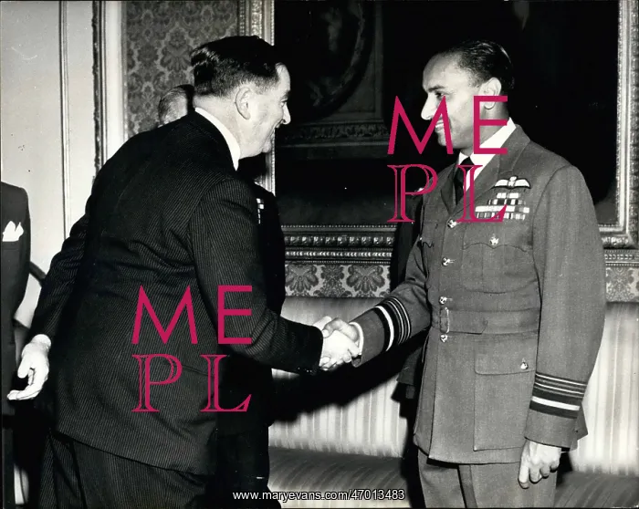 : Denis Healey, Defence Minister, with Asghar Khan : Denis Healey, Defence Minister, with Asghar Khan