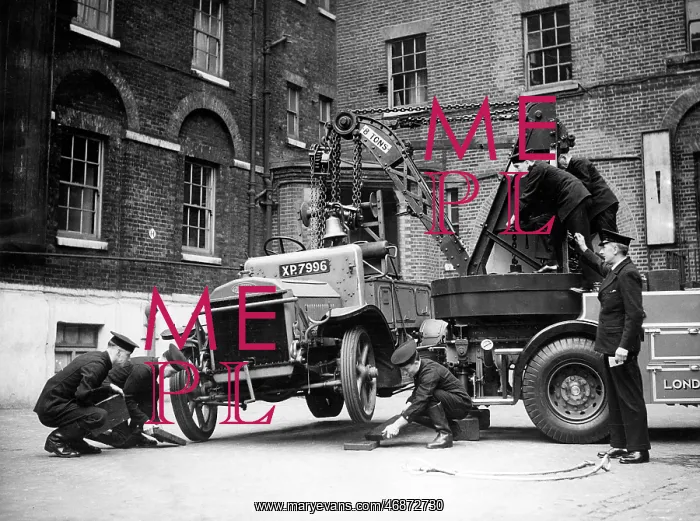 : Dennis breakdown lorry, demonstrating wrong method : Dennis breakdown lorry, demonstrating wrong method