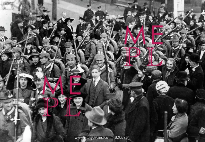 : Departure of volunteers to the front, 1914 : Departure of volunteers to the front, 1914