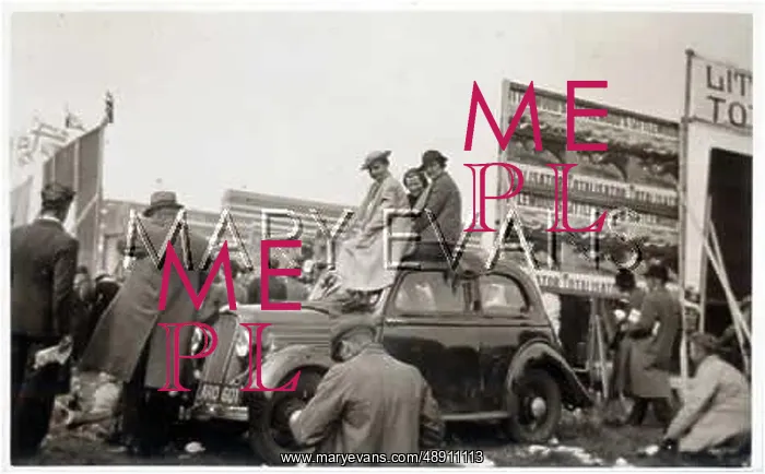  : DERBY RACEGOERS C1950