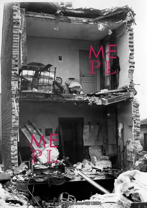: Destroyed apartment building in Paris, 1917 : Destroyed apartment building in Paris, 1917