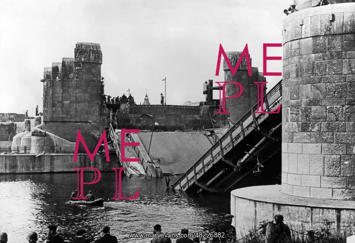 : Destroyed bridge in the Netherlands, 1940 : Destroyed bridge in the Netherlands, 1940