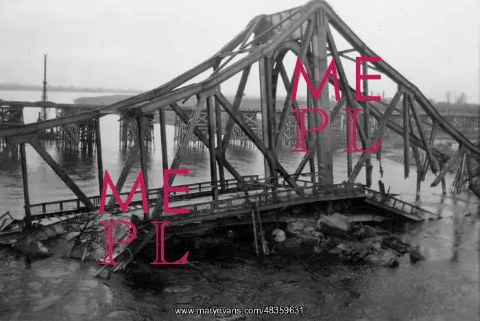 : Destroyed bridge at Wesel, Germany : Destroyed bridge at Wesel, Germany