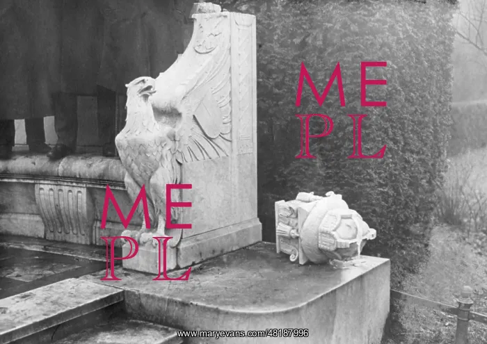 : Destroyed monarchical symbols in Berlin, 1918 : Destroyed monarchical symbols in Berlin, 1918