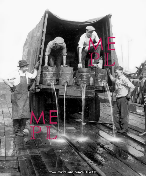 : Destructing the alcohol at the time of the Prohibition, 1926 : Destructing the alcohol at the time of the Prohibition, 1926
