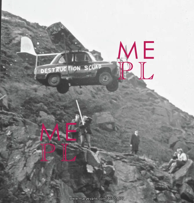 : Destruction Squad, flying car in quarry : Destruction Squad, flying car in quarry
