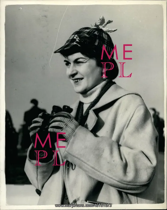 : Diana Aley in deerstalker hat, Boxing Day at Brands Hatch : Diana Aley in deerstalker hat, Boxing Day at Brands Hatch