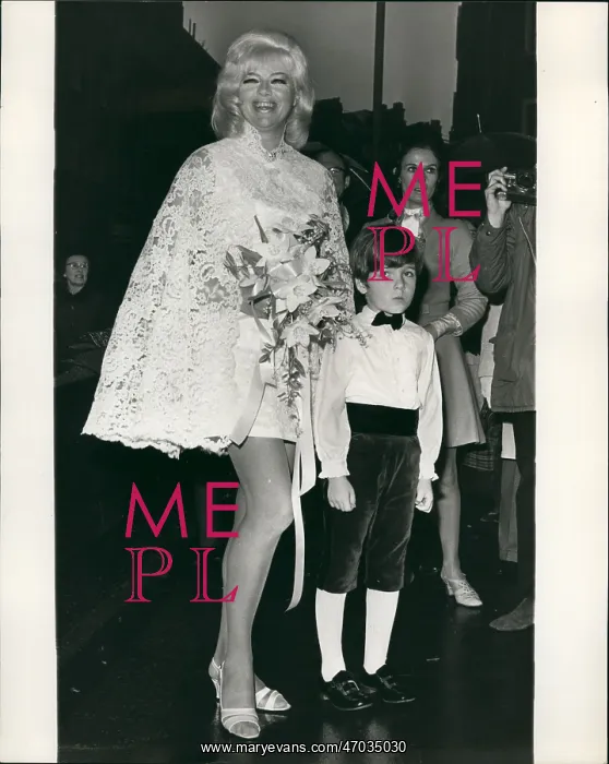 : Diana Dors arrives at Caxton Hall for her wedding : Diana Dors arrives at Caxton Hall for her wedding