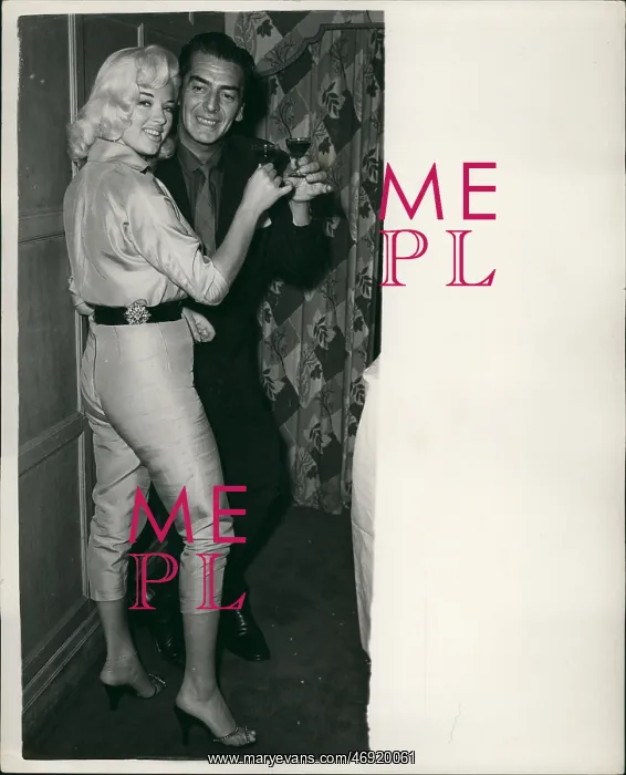: Diana Dors and Victor Mature at Denham Studios : Diana Dors and Victor Mature at Denham Studios