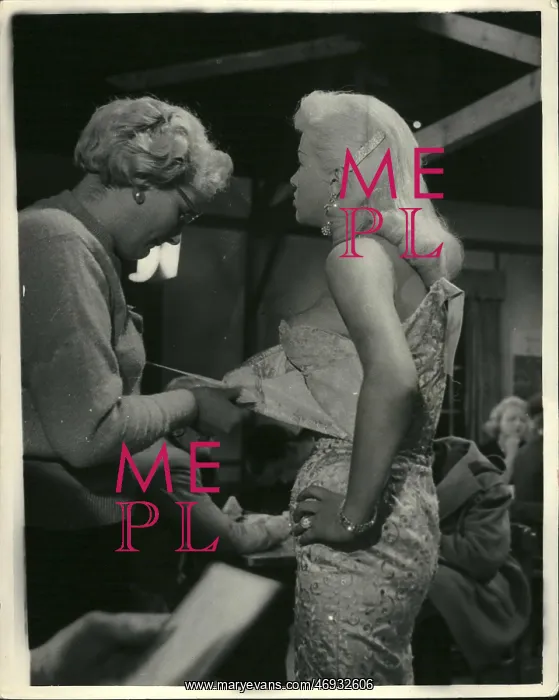 : Diana Dors and wardrobe mistress, Shepperton Studios : Diana Dors and wardrobe mistress, Shepperton Studios