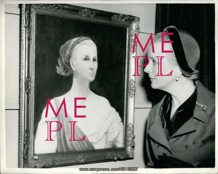 : Diana Wynyard with portrait of herself as Helen : Diana Wynyard with portrait of herself as Helen