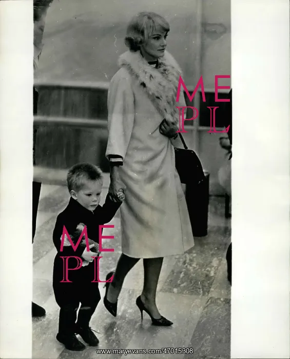 : Diane Cilento, actress, with son Jason Connery : Diane Cilento, actress, with son Jason Connery
