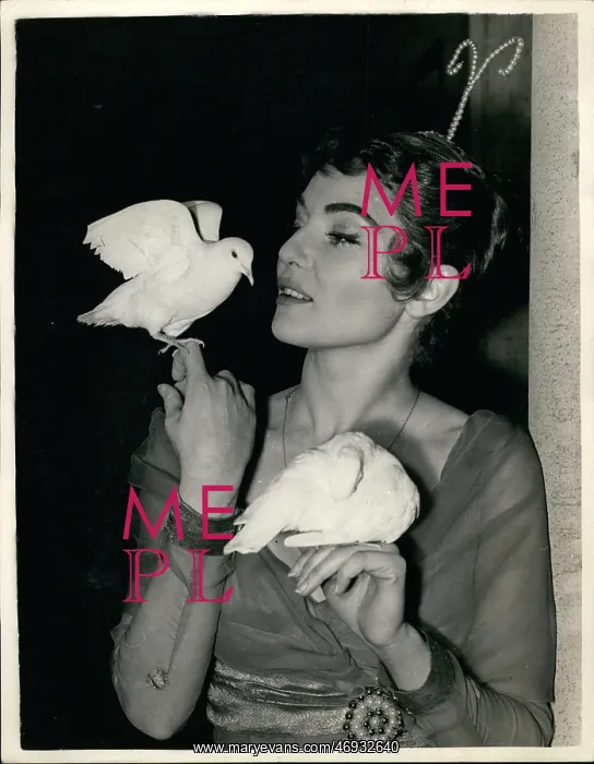  : Diane Cilento as Zuleika Dobson, with white doves