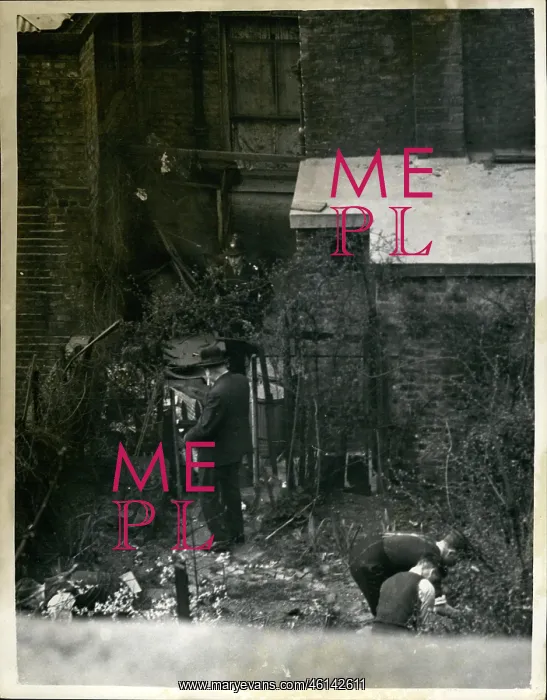 : Digging at murder scene, garden of Rillington Place, London : Digging at murder scene, garden of Rillington Place, London