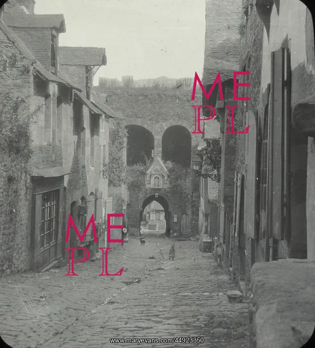 : Dinan - black and white view of cobbled street, houses on both sides : Dinan - black and white view of cobbled street, houses on both sides