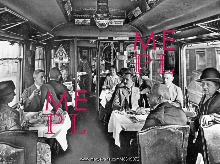 : Dining car of the Deutsche Reichsbahn with diners, 1926 : Dining car of the Deutsche Reichsbahn with diners, 1926