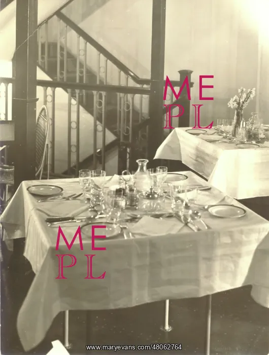 : Part of the dining room aboard the HMA R100 : Part of the dining room aboard the HMA R100