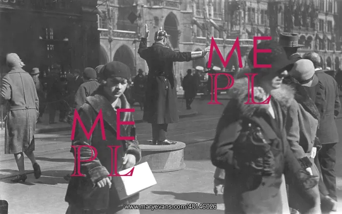 : Directing traffic on Marienplatz, 1928 : Directing traffic on Marienplatz, 1928