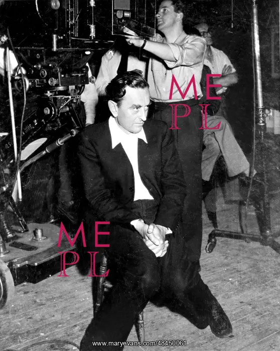 : Director DAVID LEAN looks very serious on the set of HOBSON : Director DAVID LEAN looks very serious on the set of HOBSON