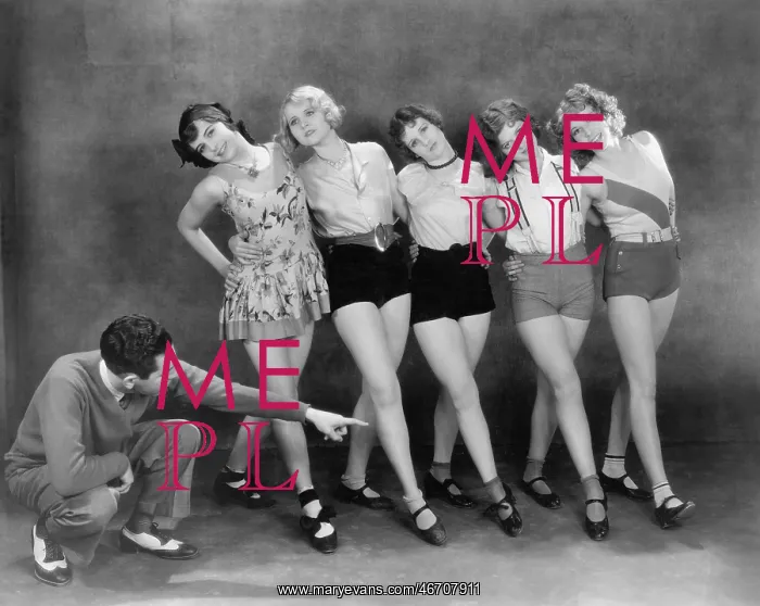 : Director working with female dancers : Director working with female dancers