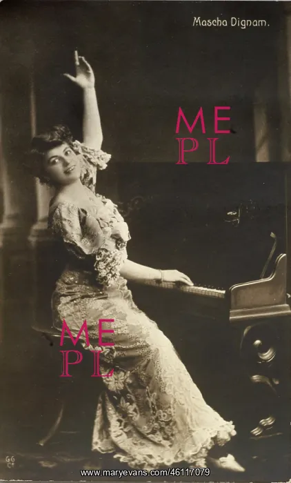 : Diseuse Mascha Dignam at the piano : Diseuse Mascha Dignam at the piano