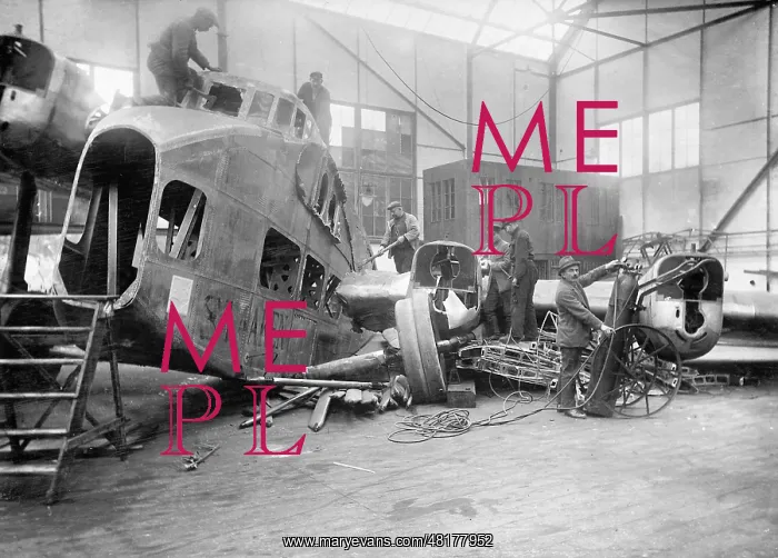 : Dismantling of a German airplane, 1922 : Dismantling of a German airplane, 1922