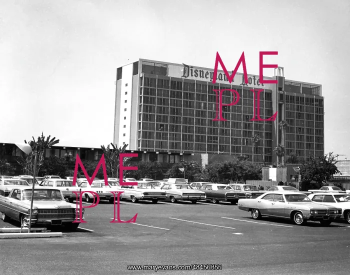 : DISNEYLAND HOTEL : DISNEYLAND HOTEL