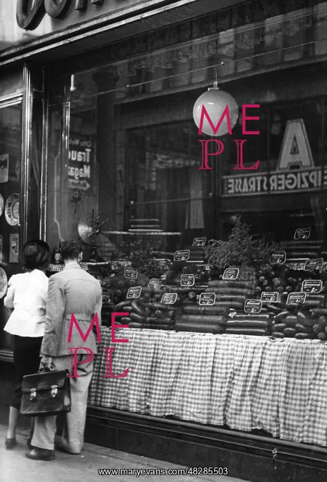 : Display window of a Berlin shop, 1939 : Display window of a Berlin shop, 1939