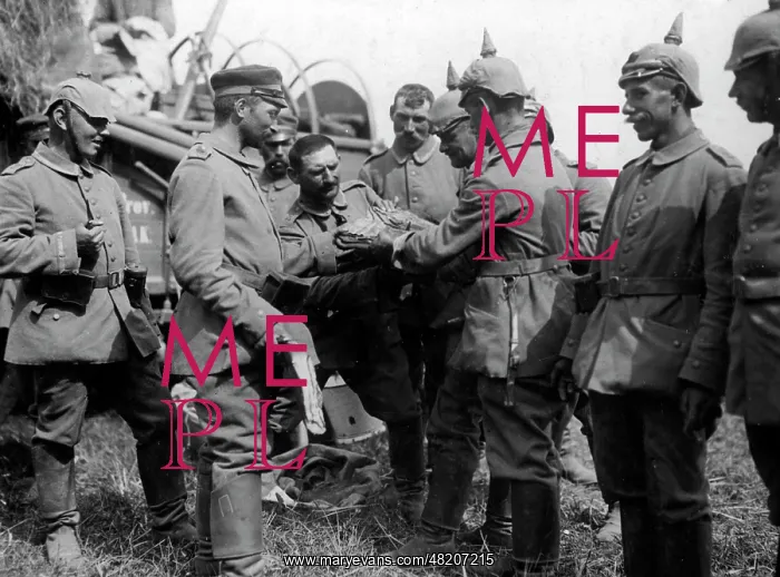 : Distribution of bacon to German soldiers, 1914 : Distribution of bacon to German soldiers, 1914