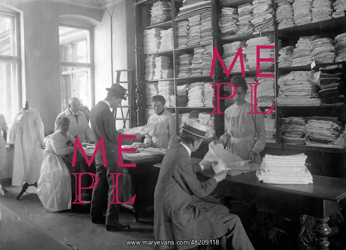 : Distribution of clothes in Berlin, 1917 : Distribution of clothes in Berlin, 1917
