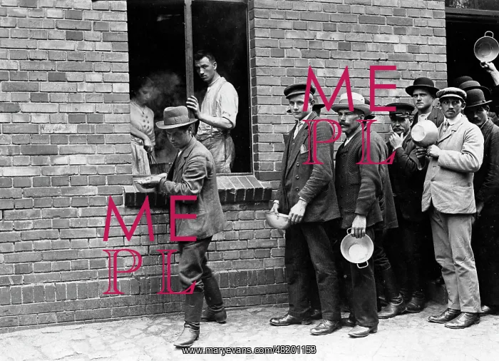 : Distribution of food to the internees in Doeberitz, 1914 : Distribution of food to the internees in Doeberitz, 1914