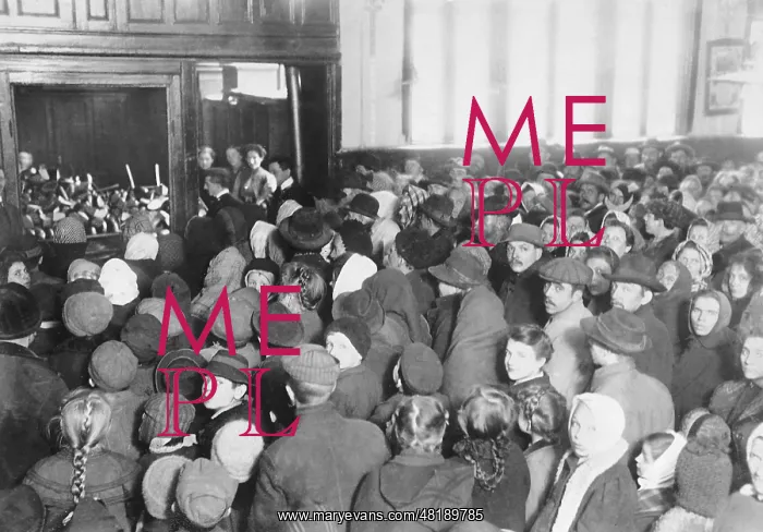 : Distribution of free bread, 1912 : Distribution of free bread, 1912