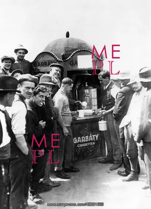 : Distribution of milk in an internment camp in Ruhleben, 1915 : Distribution of milk in an internment camp in Ruhleben, 1915