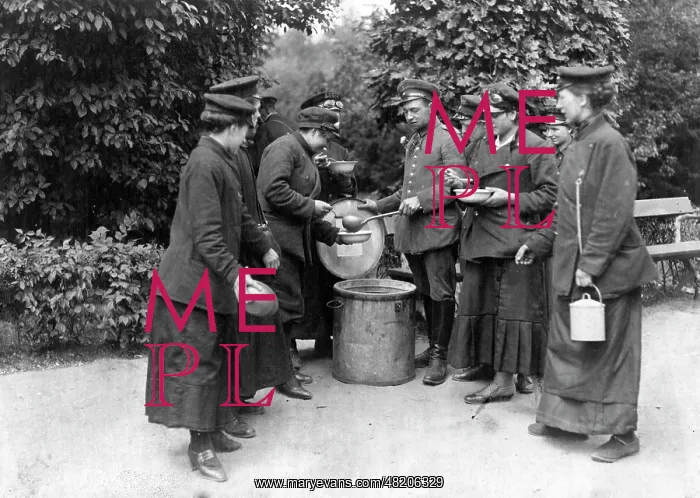  : Distribution of soup in Berlin, 1918