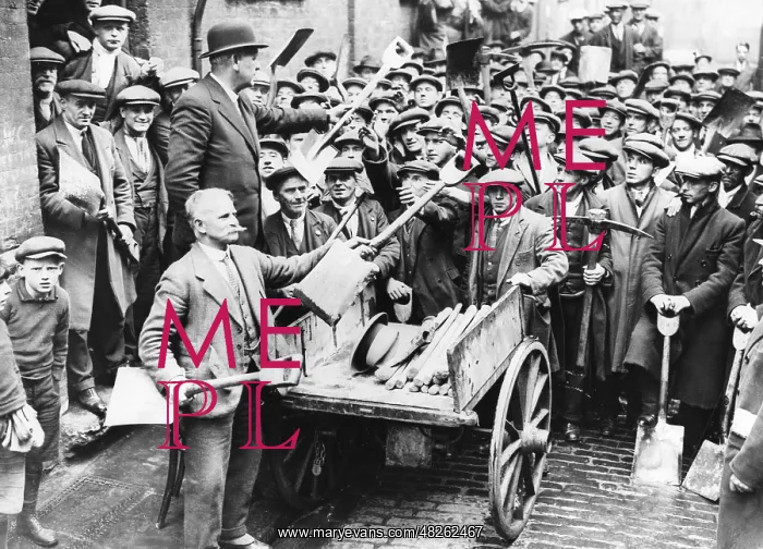 : Distribution of tools to the unemployed in London, 1933 : Distribution of tools to the unemployed in London, 1933