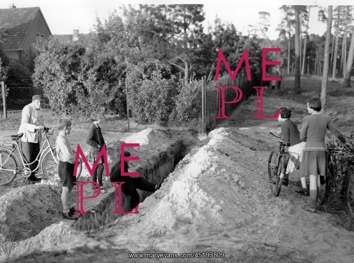 : Ditches at sector border between East and West Berlin : Ditches at sector border between East and West Berlin