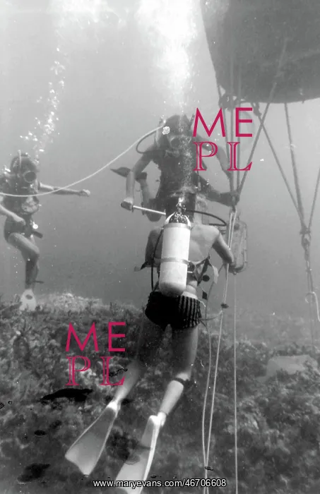 : Divers with underwater house off the coast of Malta : Divers with underwater house off the coast of Malta