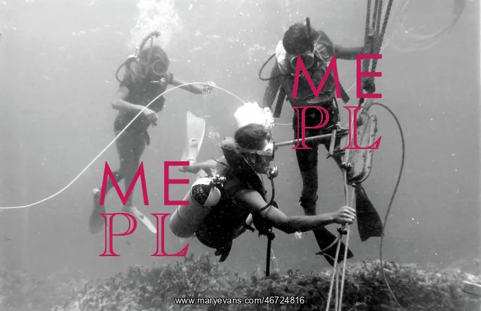 : Divers with underwater house off the coast of Malta : Divers with underwater house off the coast of Malta