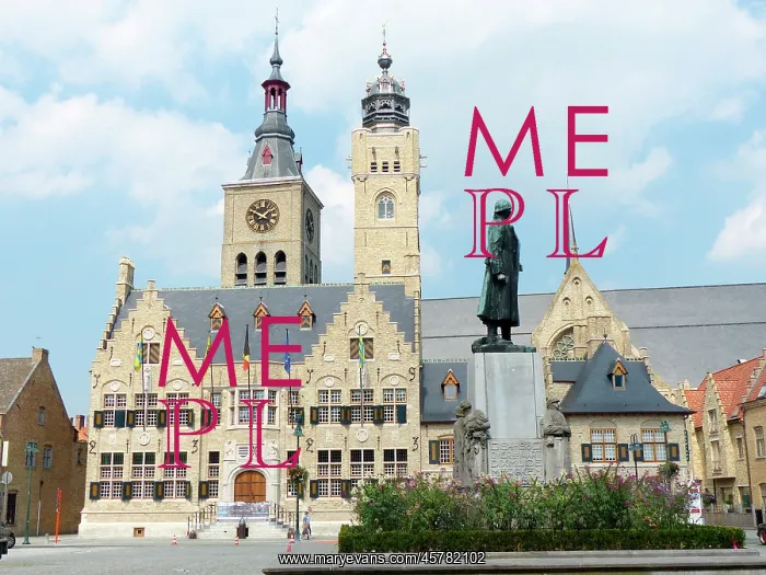 : Dixmuide Town Hall and General Baron Jaques statue : Dixmuide Town Hall and General Baron Jaques statue