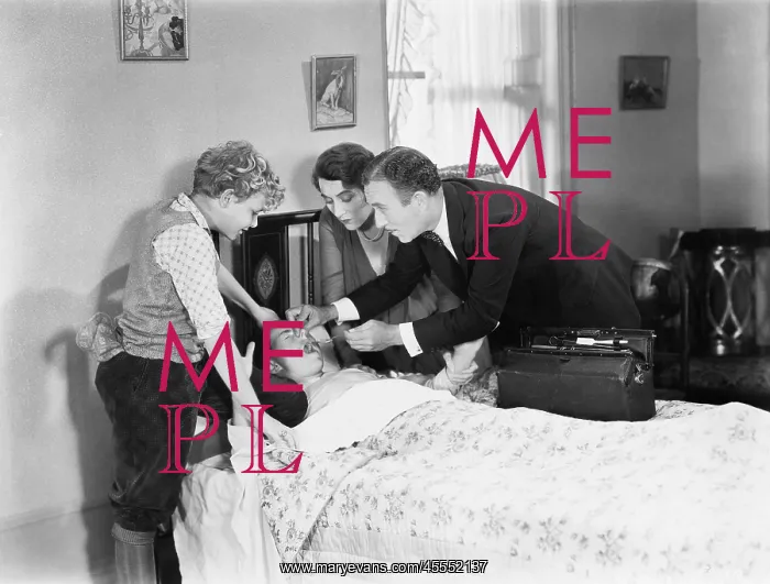 : Doctor with the help of a mother and brother trying : Doctor with the help of a mother and brother trying