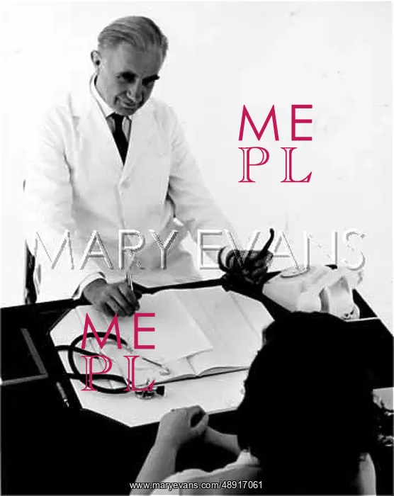 : DOCTOR TAKING NOTES : DOCTOR TAKING NOTES