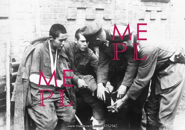 : Doctors examine wounded, 1941 : Doctors examine wounded, 1941