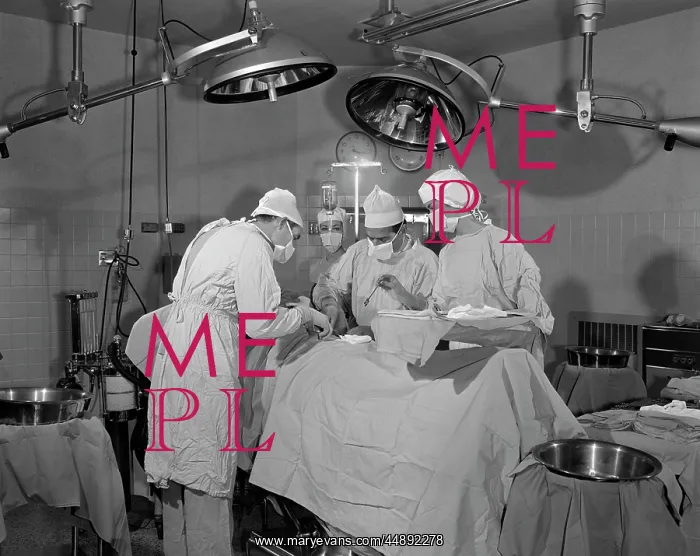  : DOCTORS IN OPERATING ROOM OPERATING ON PATIENT