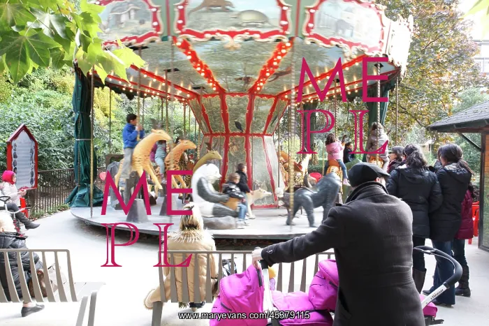 : The Dodo carousel in the Jardin des Iris et des : The Dodo carousel in the Jardin des Iris et des