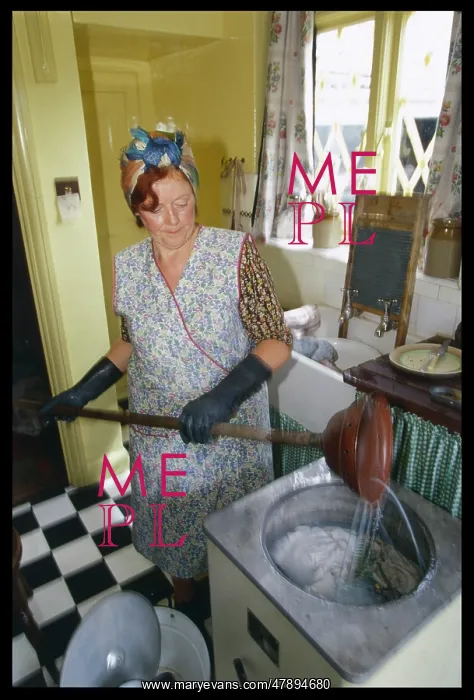 : DOING LAUNDRY 1940S : DOING LAUNDRY 1940S