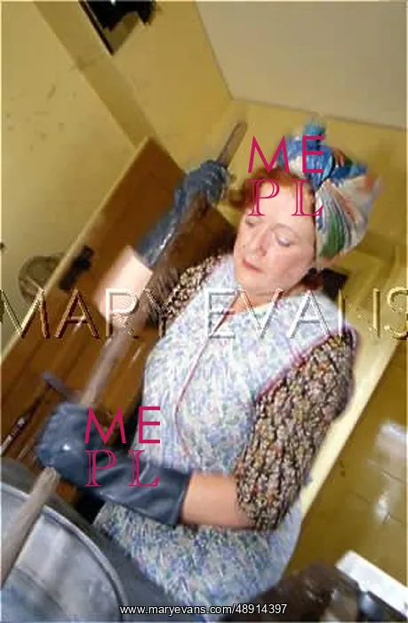 : DOING LAUNDRY 1940S : DOING LAUNDRY 1940S
