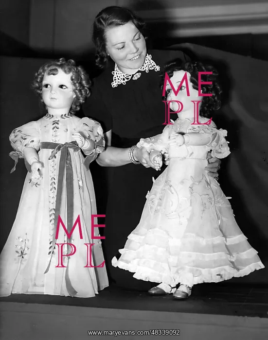: Dolls as a gift for Elizabeth II and her sister, 1938 : Dolls as a gift for Elizabeth II and her sister, 1938