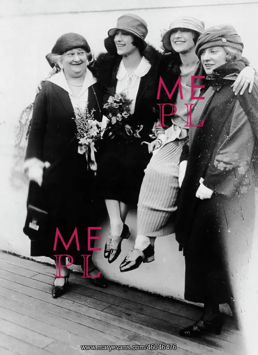 : The Dolly Sisters about to return to London, New York : The Dolly Sisters about to return to London, New York