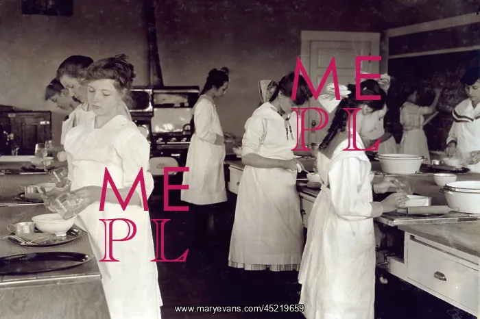 : Domestic Science class in Horace Mann School. ? : Domestic Science class in Horace Mann School. ?